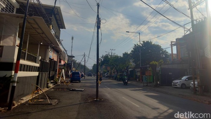 Beberapa pengendara mengeluhkan tiang yang berdiri di tengah Jalan Karah, Surabaya. Tiang dan kabel semrawut dinilai bisa membayakan pengendara.