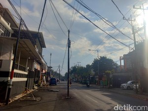 Kabel Semrawut-Tiang di Tengah Jalan Karah Segera Ditata dan Dipindah