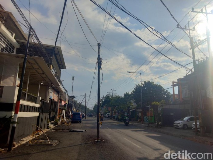 Beberapa pengendara mengeluhkan tiang yang berdiri di tengah Jalan Karah, Surabaya. Tiang dan kabel semrawut dinilai bisa membayakan pengendara.