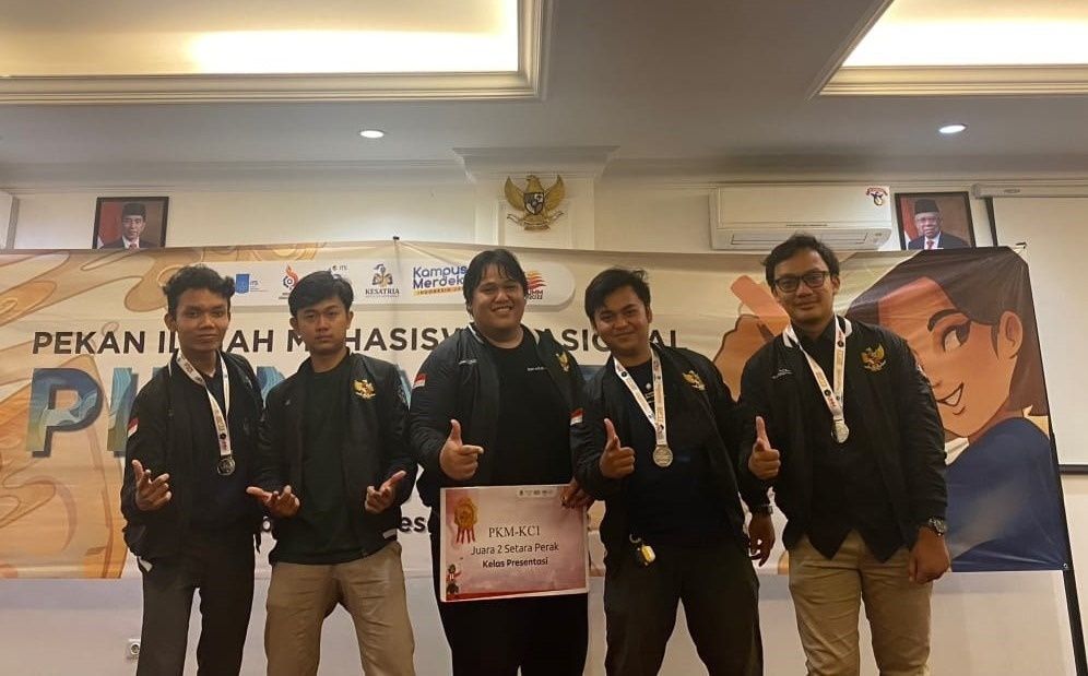 Tim mahasiswa ITS perancang kapal pintar Aksanawa yang dapat membantu pencarian korban kecelakaan laut.
