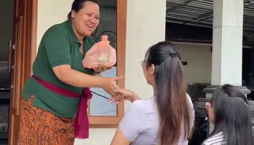 Tradisi ngejot di Banjar Piling Kawan, Tengah, dan Kanginan, Desa Mengesta, Kecamatan Penebel dilakukan dengan menyerahkan bingkisan makanan kepada kerabat atau tetangga saat Galungan kali ini, Selasa (3/1/2023). (istimewa)