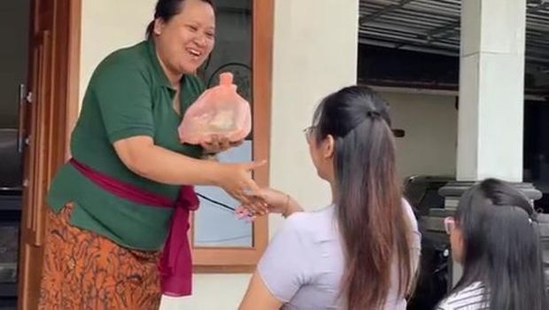 Tradisi ngejot di Banjar Piling Kawan, Tengah, dan Kanginan, Desa Mengesta, Kecamatan Penebel dilakukan dengan menyerahkan bingkisan makanan kepada kerabat atau tetangga saat Galungan kali ini, Selasa (3/1/2023). (istimewa)