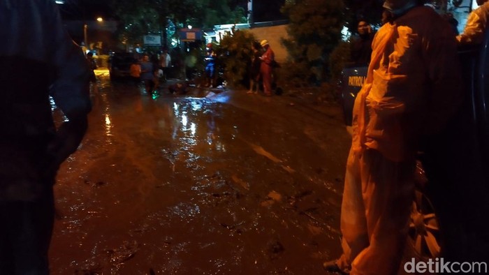 Tumpukan lumpur usai banjir melanda Kaligarang, Ungaran Barat, Rabu (4/1/2023).