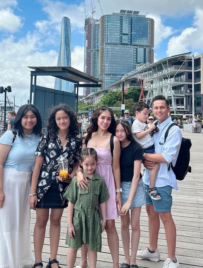 Selama di Australia Ussy tampil stylish. Gaya busana yang dikenakannya pun berhasil mencuri atensi karena membuatnya jadi semakin terlihat seperti ABG. Foto: Instagram/@ussypratama