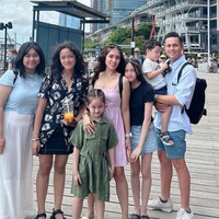 Selama di Australia Ussy tampil stylish. Gaya busana yang dikenakannya pun berhasil mencuri atensi karena membuatnya jadi semakin terlihat seperti ABG. Foto: Instagram/@ussypratama