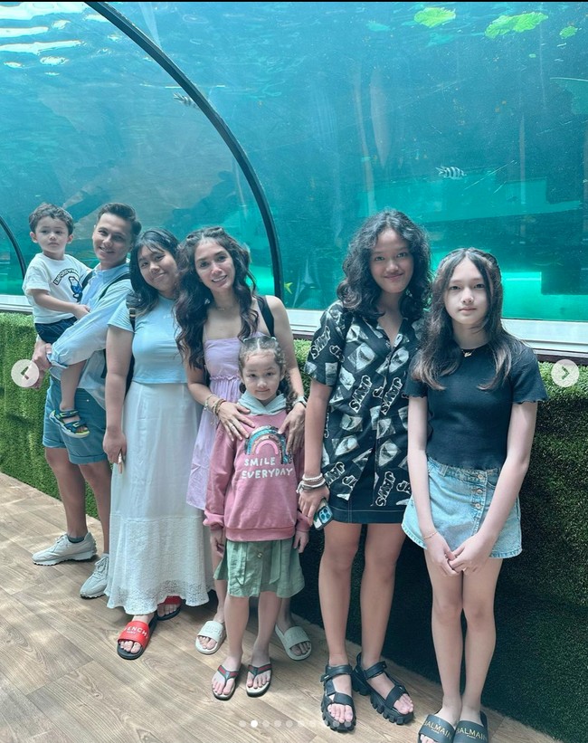 Berpose bersama suami dan kelima anaknya, Ussy justru jadi terlihat seperti kakak-adik dengan anak-anaknya. Tolong jelaskan istrinya mana,, kok anak gadis smua, komentar salah seorang netizen. Foto: Instagram/@ussypratama