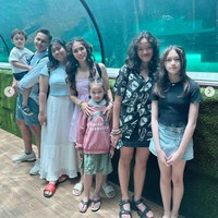 Berpose bersama suami dan kelima anaknya, Ussy justru jadi terlihat seperti kakak-adik dengan anak-anaknya. Tolong jelaskan istrinya mana,, kok anak gadis smua, komentar salah seorang netizen. Foto: Instagram/@ussypratama