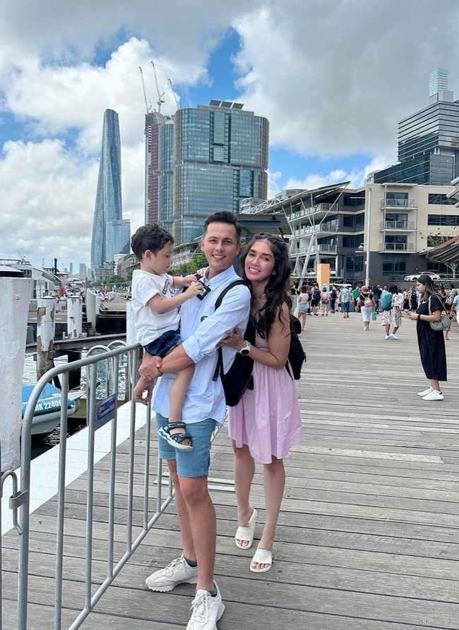 Tampil dengan rambut panjang yang dibiarkan terurai dan mini dress berwarna baby pink membuat penampilan Ussy jadi bak ABG. Namun beberapa netizen juga ada yang memberikan nyinyiran, menyebut pakaiannya yang satu ini tidak pantas karena terlalu terbuka. Foto: Instagram/@ussypratama