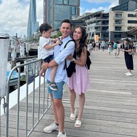 Tampil dengan rambut panjang yang dibiarkan terurai dan mini dress berwarna baby pink membuat penampilan Ussy jadi bak ABG. Namun beberapa netizen juga ada yang memberikan nyinyiran, menyebut pakaiannya yang satu ini tidak pantas karena terlalu terbuka. Foto: Instagram/@ussypratama