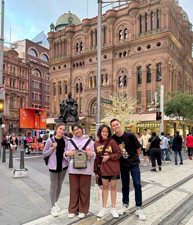 Selama di Australia Ussy dan keluarganya terlihat mengunjungi sejumlah tempat. Tak lupa momen-momen tersebut kemudian diabadikannya ke dalam sebuah foto. Foto: Instagram/@ussypratama