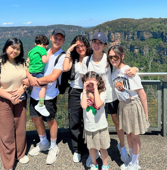 Meski sudah memiliki 5 orang anak dan berusia 41 tahun, Ussy memang masih memiliki tubuh yang langsing. Penampilannya pun tak kalah dengan wanita-wanita yang berusia jauh di bawahnya. Foto: Instagram/@ussypratama