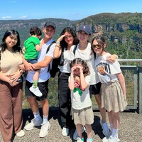 Meski sudah memiliki 5 orang anak dan berusia 41 tahun, Ussy memang masih memiliki tubuh yang langsing. Penampilannya pun tak kalah dengan wanita-wanita yang berusia jauh di bawahnya. Foto: Instagram/@ussypratama