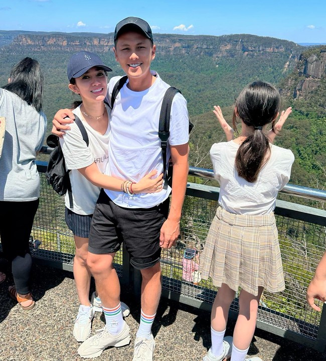 Tak hanya Ussy, sang suami, Adhika Pratama juga dipuji netizen memiliki penampilan yang awet muda. Begini penampilan mesra keduanya saat berfoto bersama. Foto: Instagram/@ussypratama