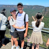 Tak hanya Ussy, sang suami, Adhika Pratama juga dipuji netizen memiliki penampilan yang awet muda. Begini penampilan mesra keduanya saat berfoto bersama. Foto: Instagram/@ussypratama