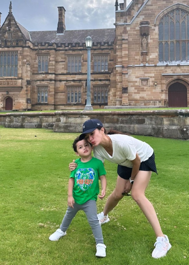 Potret Ussy saat bermain bersama putra bungsunya. Mengenakan kaos dan celana pendek yang dipadukan dengan topi dan sepasang sneakers, penampilan Ussy tampak simpel. Foto: Instagram/@ussypratama