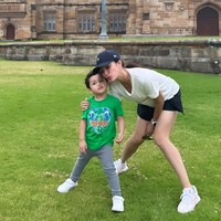 Potret Ussy saat bermain bersama putra bungsunya. Mengenakan kaos dan celana pendek yang dipadukan dengan topi dan sepasang sneakers, penampilan Ussy tampak simpel. Foto: Instagram/@ussypratama