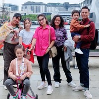 Untuk mengisi liburan kali ini Ussy bersama sang suami, Andhika Pratama, dan kelima anaknya memilih untuk bertolak ke Australia. Melalui akun Instagram pribadinya Ussy membagikan foto-foto keseruannya bersama keluarga saat berada di sana. Foto: Instagram/@ussypratama