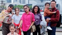 Ussy Sulistiawaty tetap berpenampilan menawan meski saat ini sudah memiliki lima orang anak. Foto: Instagram/@ussypratama