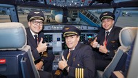 Pilot Vietjet berpose dengan pesawat Airbus terbaru yang akan mereka kemudikan. Di Indonesia, Vietjet sendiri mengoperasikan dua penerbangan pulang-pergi harian antara Bali dan Ho Chi Minh City dan satu penerbangan pulang-pergi harian antara Bali dan Hanoi. (dok. Vietjet)