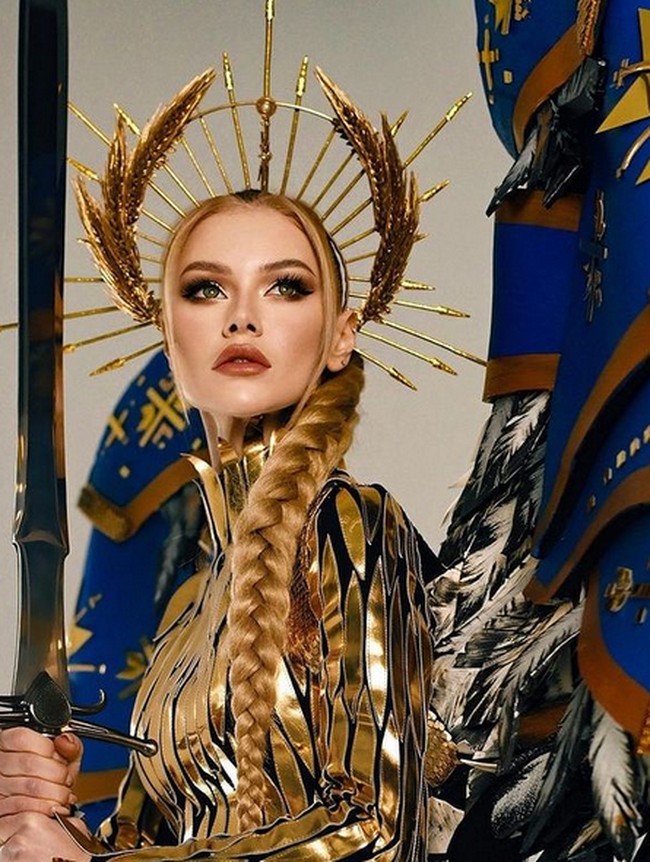 “Ini simbol perjuangan bangsa kita melawan kegelapan..Seperti malaikat Mikail, yang membela Ukraina dengan pedang yang melindungi kita,” ungkap Viktoria di Instagramnya. Foto: dok. Instagram/@missukraine_universe