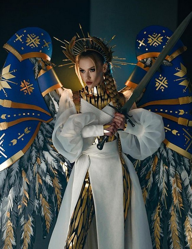 Inilah baju perang Viktoria yang dinamai The Warrior of Light. Baju ini dibuat oleh desainer Ukraina di dalam kegelapan saat listrik dipadamkan karena terjadi perang di negaranya. Foto: dok. Instagram/@missukraine_universe