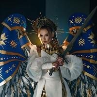 Inilah baju perang Viktoria yang dinamai The Warrior of Light. Baju ini dibuat oleh desainer Ukraina di dalam kegelapan saat listrik dipadamkan karena terjadi perang di negaranya. Foto: dok. Instagram/@missukraine_universe