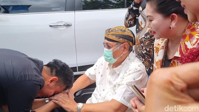 Wali Kota Solo Gibran Rakabuming menyalami Raja Keraton Kasunanan Solo, Paku Buwono XIII di Loji Gandrung, Rabu (4/1/2023).