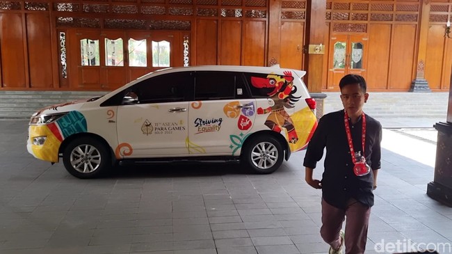 Nama Gibran Rakabuming makin hangat dibahas setelah Prabowo mengumumkannya sebagai pendamping di Pilpres 2024. Sebelumnya, sosok putra sulung Presiden Joko Widodo itu kadang mencuri atensi lantaran gaya berpakaian yang tak biasa untuk seorang kepala daerah. Masih ingat momen dia berkalung botol Mixue? (Foto: Tara Wahyu NV/detikJateng)