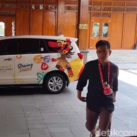 Nama Gibran Rakabuming makin hangat dibahas setelah Prabowo mengumumkannya sebagai pendamping di Pilpres 2024. Sebelumnya, sosok putra sulung Presiden Joko Widodo itu kadang mencuri atensi lantaran gaya berpakaian yang tak biasa untuk seorang kepala daerah. Masih ingat momen dia berkalung botol Mixue? (Foto: Tara Wahyu NV/detikJateng)