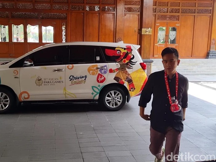 Wali Kota Solo Gibran Rakabuming Raka untuk pertama kalinya tak memakai masker di Balai kota Solo, Rabu (4/1/2023).