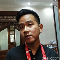 Penampilan Gibran itu kemudian diunggah ulang oleh berbagai akun gosip di Instagram yang memicu berbagai reaksi. Seketika banyak orang yang lupa kalau dia walikota, komentar seorang netizen. Ada juga yang berkomentar Fix dia lebih lawak dari Kaesang.” (Foto: Tara Wahyu NV/detikJateng)