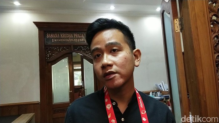 Wali Kota Solo Gibran Rakabuming Raka untuk pertama kalinya tak memakai masker di Balai kota Solo, Rabu (4/1/2023).
