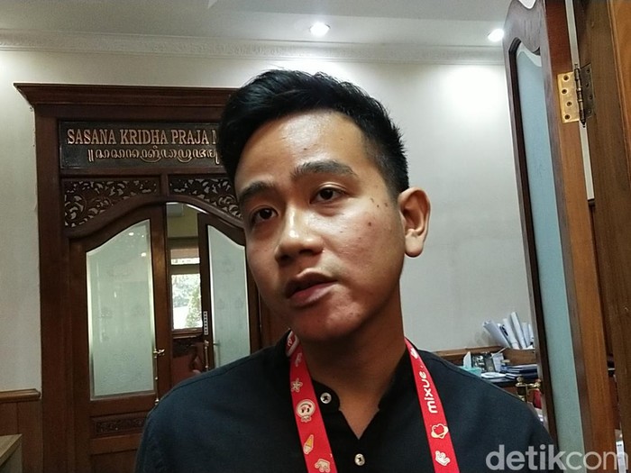 Wali Kota Solo Gibran Rakabuming Raka untuk pertama kalinya tak memakai masker di Balai kota Solo, Rabu (4/1/2023).