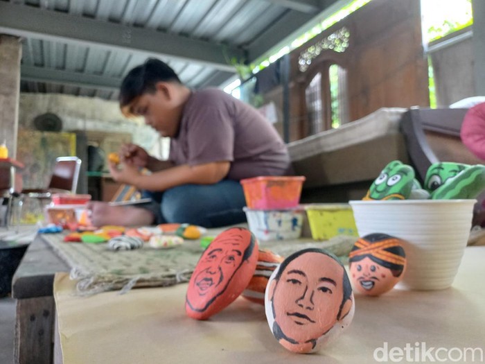 Wildan Abi Manyu (25) melukis batu di Studio SOLOISSOLO, Solo, Rabu (4/1/2023).