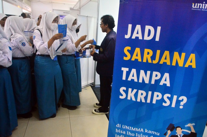 Sejumlah siswa mencari informasi tentang perguruan tinggi saat acara Expo Perguruan Tinggi di Gedung JHK Kudus, Jawa Tengah, Rabu (4/1/2023). Pameran yang digagas oleh Musyawarah Guru Bimbingan Konseling (MGBK) dan pemerintah setempat itu diikuti 50 perguruan tinggi negeri dan swasta serta sekolah kedinasan dari Jawa dan luar Jawa dan berlangsung hingga 5 Januari 2023. ANTARA FOTO/Yusuf Nugroho/rwa.