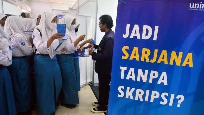 Sejumlah siswa mencari informasi tentang perguruan tinggi saat acara Expo Perguruan Tinggi di Gedung JHK Kudus, Jawa Tengah, Rabu (4/1/2023). Pameran yang digagas oleh Musyawarah Guru Bimbingan Konseling (MGBK) dan pemerintah setempat itu diikuti 50 perguruan tinggi negeri dan swasta serta sekolah kedinasan dari Jawa dan luar Jawa dan berlangsung hingga 5 Januari 2023. ANTARA FOTO/Yusuf Nugroho/rwa.