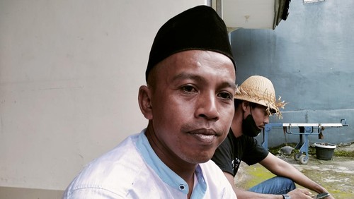 Zainal (42), paman FS (19), menunggu hasil autopsi FS di RS Bhayangkara, Mataram, Nusa Tenggara Barat, Rabu (4/1/2023).