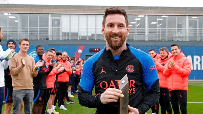 PARIS, FRANCE - JANUARY 04: Leo Messi poses with a trophy and is congratulated by teammates and staff as he returns to a Paris Saint-Germain training after his World Cup title on January 04, 2023 in Paris, France. (Photo by Paris Saint-Germain Football/PSG via Getty Images)