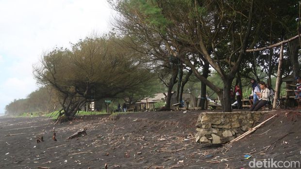 Jalan aspal di Pantai Pandansari, Bantul yang hancur akibat abrasi. Kamis (5/1/2023).