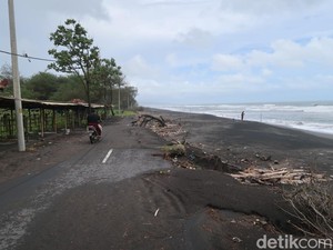 Tergerus Abrasi, Jalan Aspal di Pantai Pandansari Bantul Rusak
