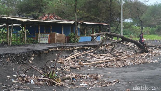 Jalan aspal di Pantai Pandansari, Bantul yang hancur akibat abrasi, Kamis (5/1/2023).