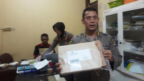 Ahli Forensik Polda NTT, dr Edi Hasibuan saat menunjukkan hasil uji laboratorium potongan jari dalam sayur lodeh yang dikirim dari Pudokkes Polri, Kamis (5/1/2023). (Yufen Ernesto/detikBali)