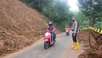 Longsor Tutup Jalur  Alternatif Semarang-Temanggung