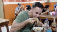 Toni bilang kalau rasa mie ayam begitu enak. Ia bahkan tak ragu menambahkan racikan sambal ke mangkuknya. 