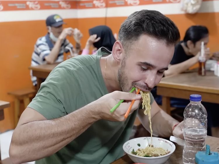 Antonio Dedola, Pacar Bule Nikita Mirzani yang Doyan Makanan Indonesia