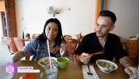 Selain mie ayam, Toni juga pernah diajak rekan Nikita makan bakso ikan di Serang. Enak, katanya dengan bahasa Indonesia yang terbata-bata.