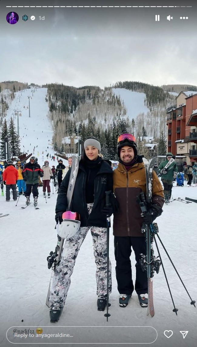 Anya dan Nadif juga mencoba bermain ski bersama. Sambil mengenakan pakaian lengkap untuk bermain ski, keduanya pun berpose di tengah salju. Foto: Instagram/@anyageraldine