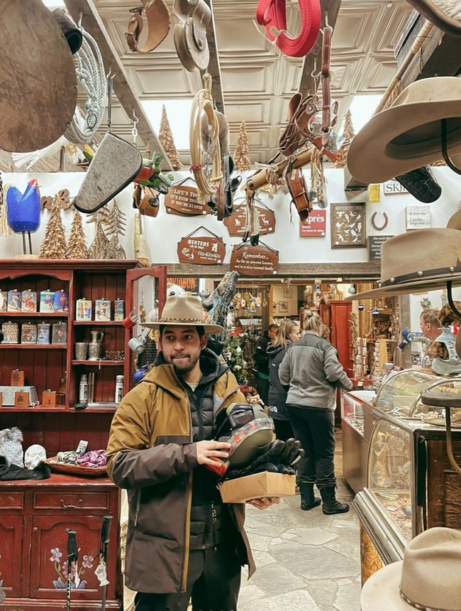 Tak ingin menyia-nyiakan waktunya selama di sana, Anya dan Nadif mengunjungi berbagai tempat selama di Colorado, salah satunya toko oleh-oleh yang satu ini. Terlihat Nadif yang sudah memilih sejumlah barang untuk dibelinya. Foto: Instagram/@anyageraldine