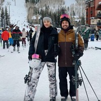 Anya dan Nadif juga mencoba bermain ski bersama. Sambil mengenakan pakaian lengkap untuk bermain ski, keduanya pun berpose di tengah salju. Foto: Instagram/@anyageraldine