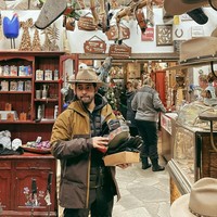 Tak ingin menyia-nyiakan waktunya selama di sana, Anya dan Nadif mengunjungi berbagai tempat selama di Colorado, salah satunya toko oleh-oleh yang satu ini. Terlihat Nadif yang sudah memilih sejumlah barang untuk dibelinya. Foto: Instagram/@anyageraldine
